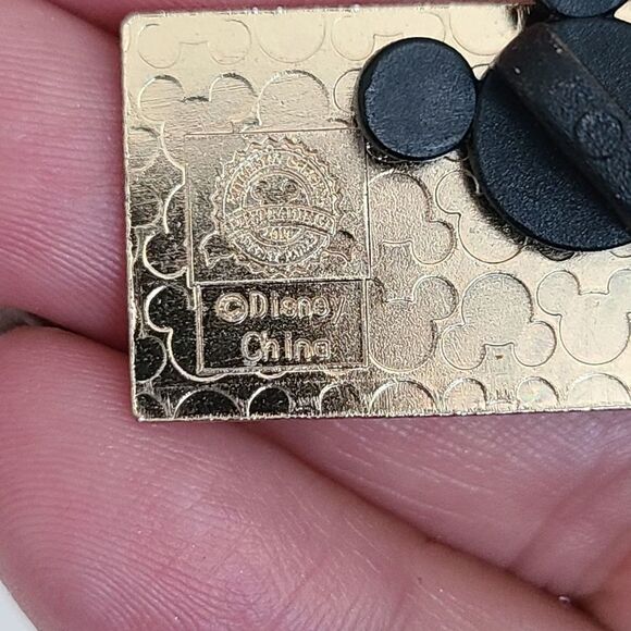 Walt Disney World Trader Pin- Cast Member - Salute - Picture 4 of 5